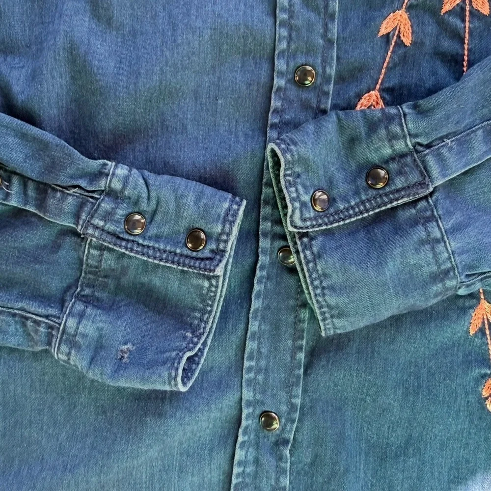 Guess Blue  Button Down Shirt with Pink Floral Embroidery Size M Boho Western - Picture 10 of 16